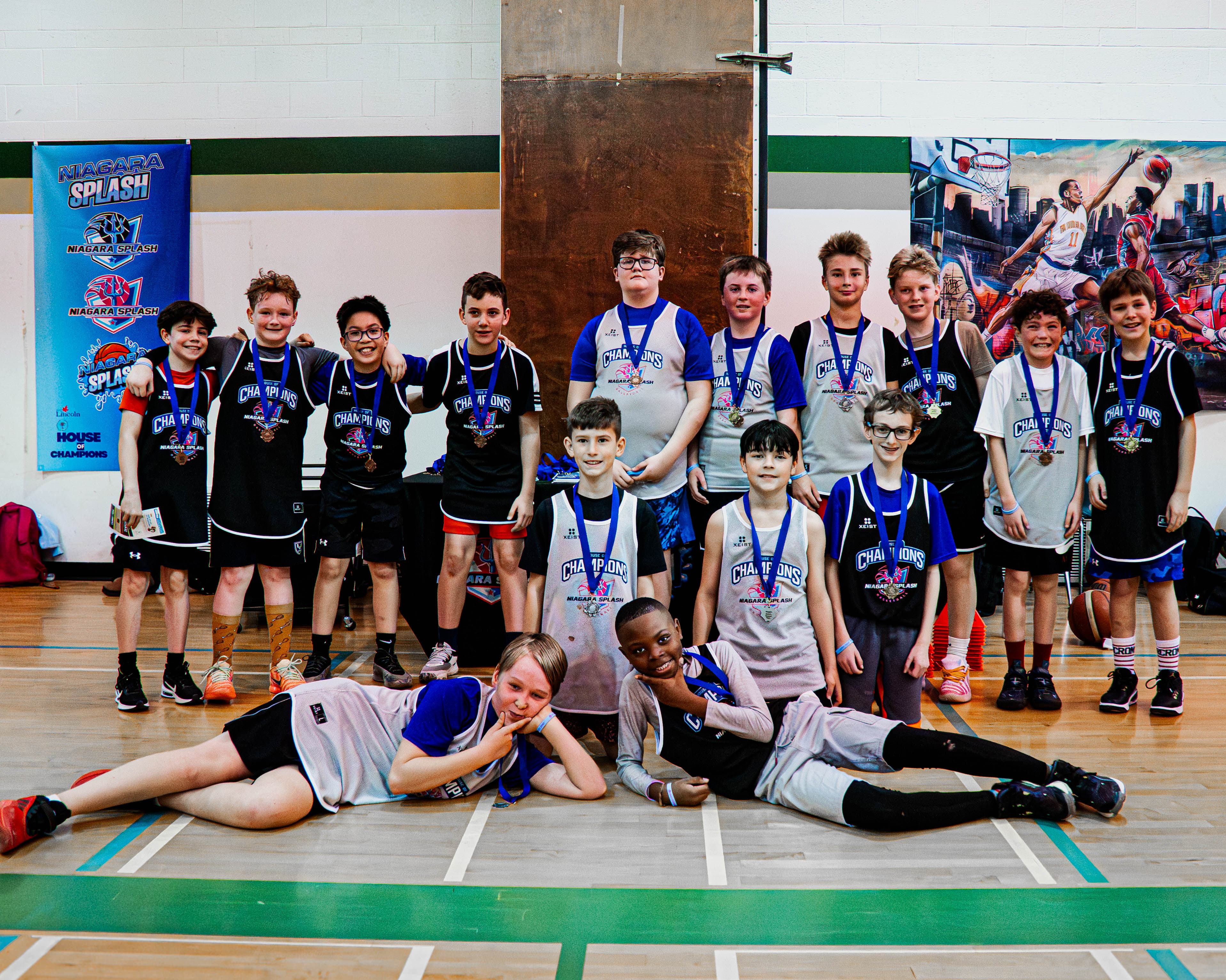 Niagara Splash rep team champions with medals
