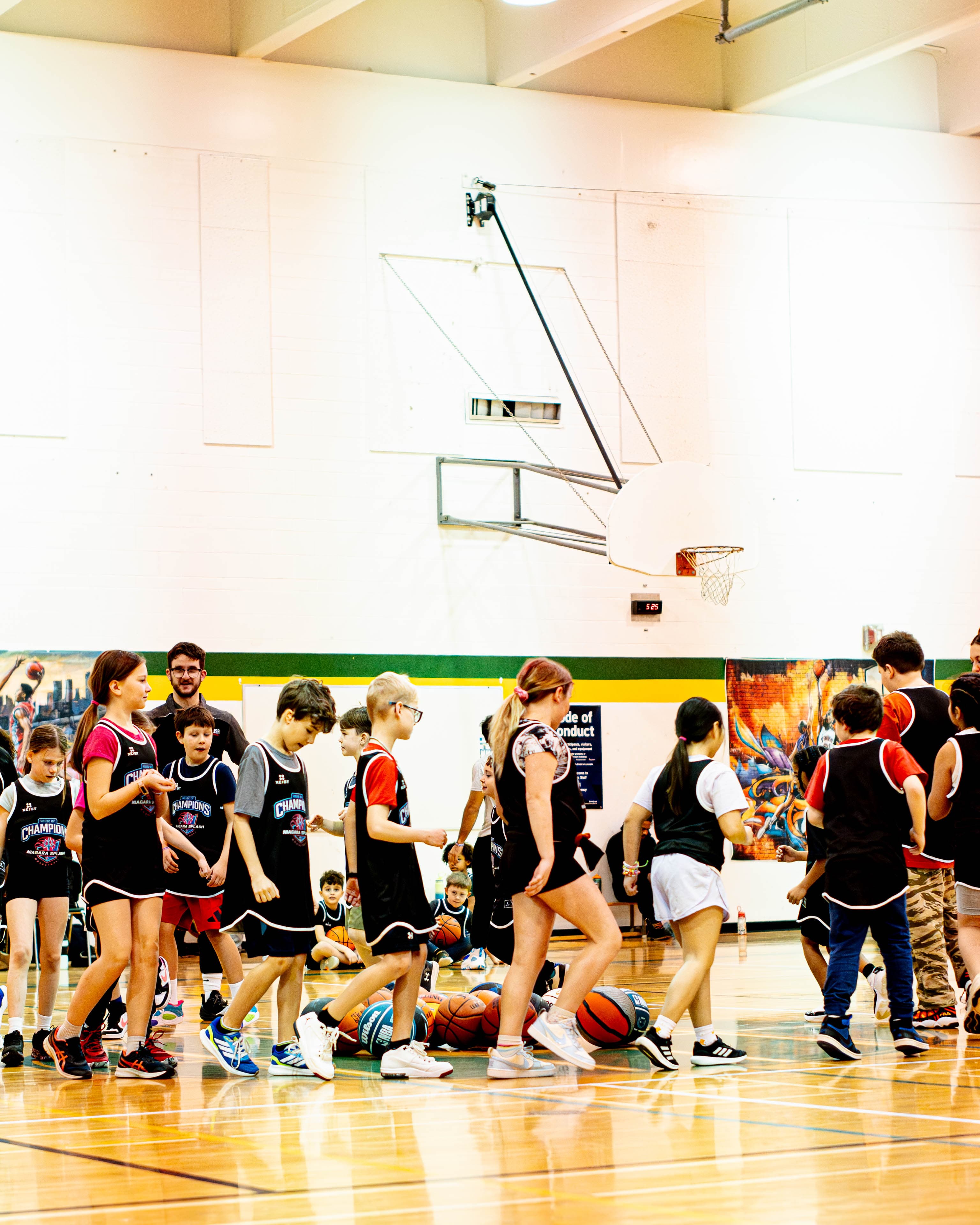 Kids playing basketball at Niagara Splash House League