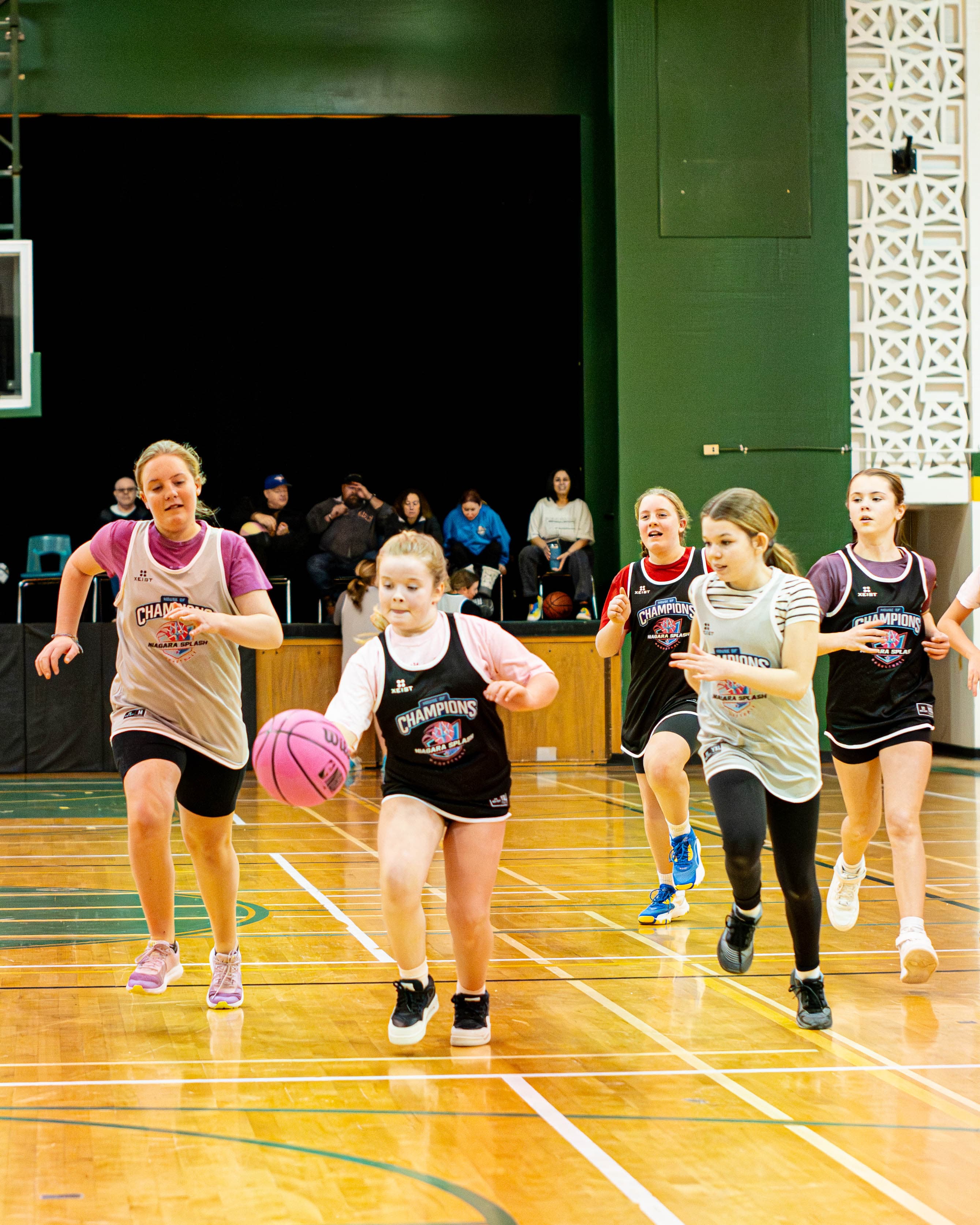 Young Niagara Splash players playing basketball