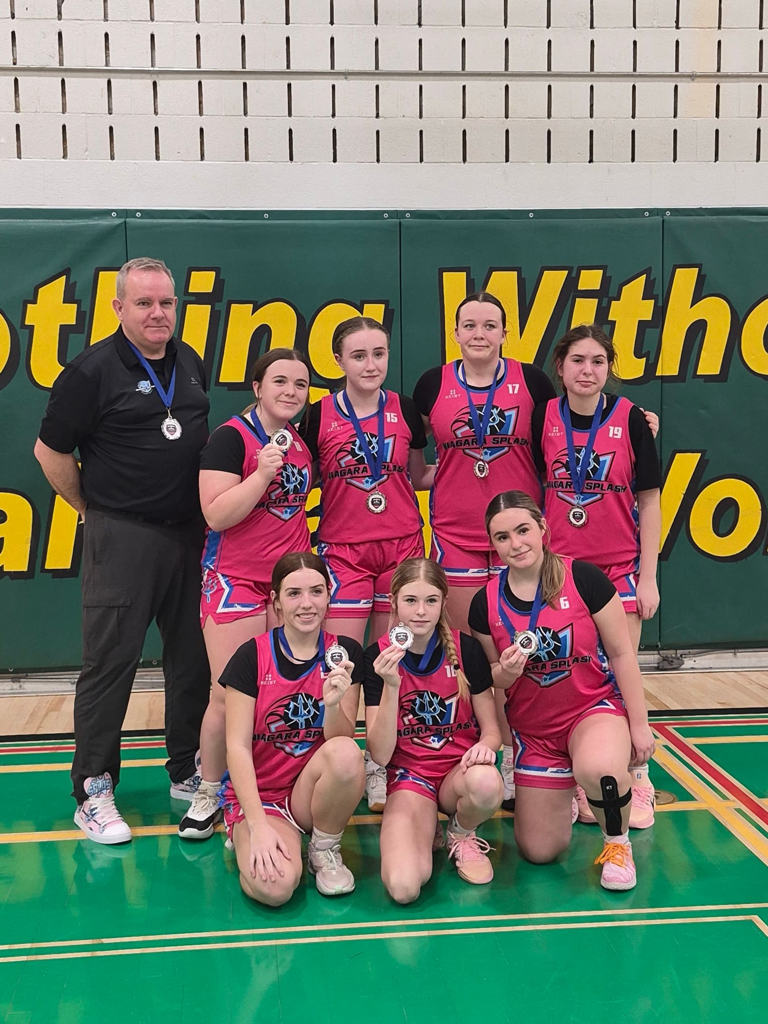 Niagara Splash U15 girls rep team with their medals